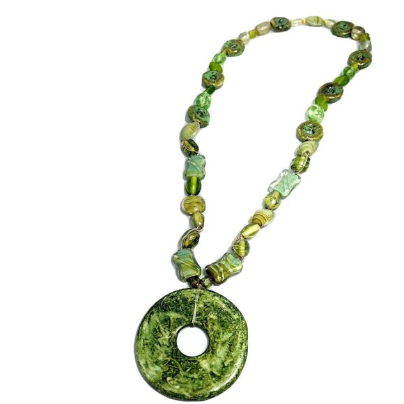 Vintage Handmade Green Beaded Necklace 14” w/ Large Round Pendant Estate 1980s - Picture 5 of 12